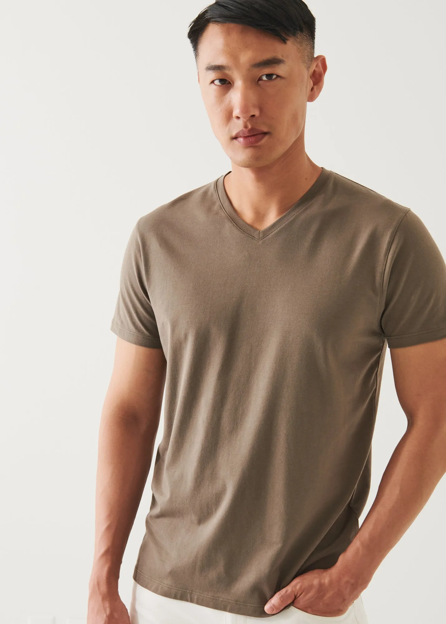 PIMA COTTON STRETCH V-NECK T-SHIRT